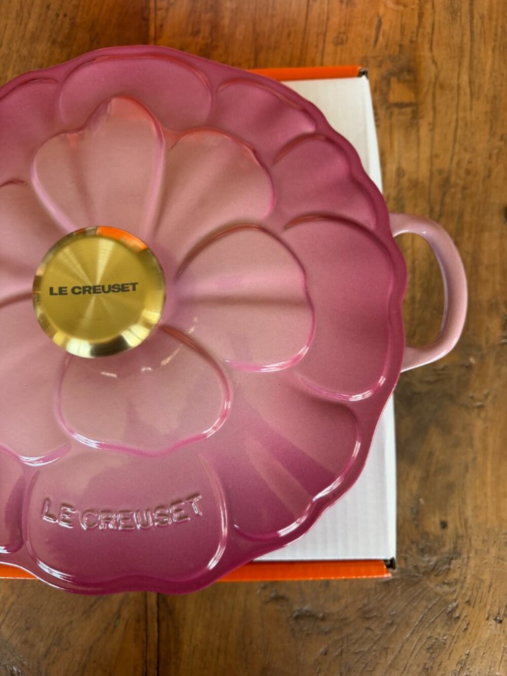 Le Creuset Signature Cast Iron Petal Shallow Casserole 2.25 qt Berry Pink 26 NEW - Picture 9 of 16